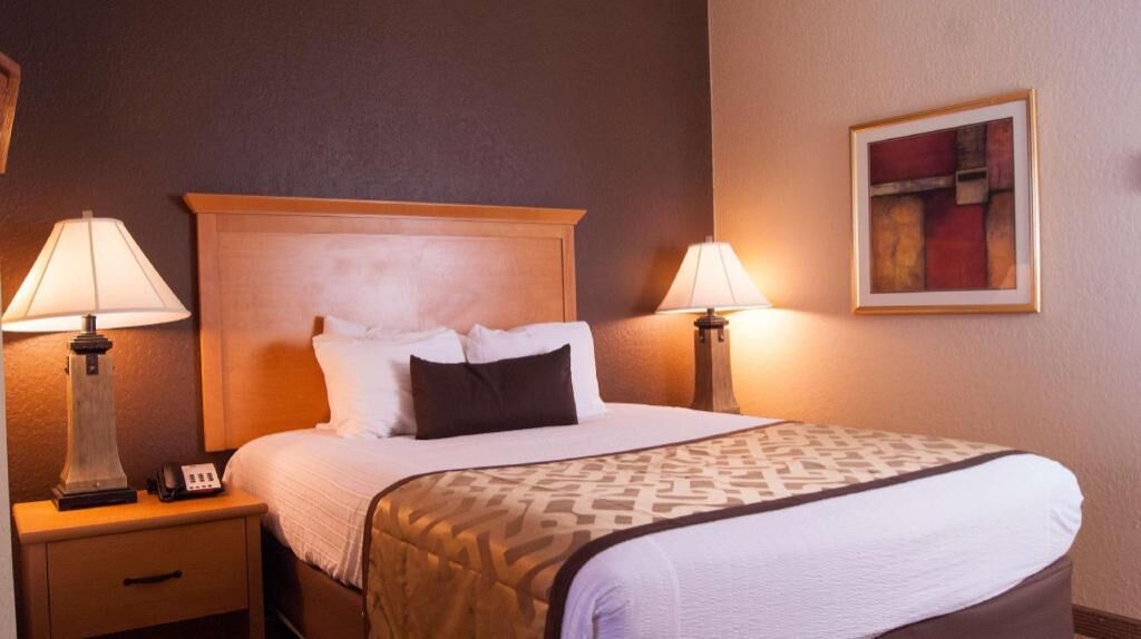 Premium bedding, in-room safe, blackout drapes, iron/ironing board