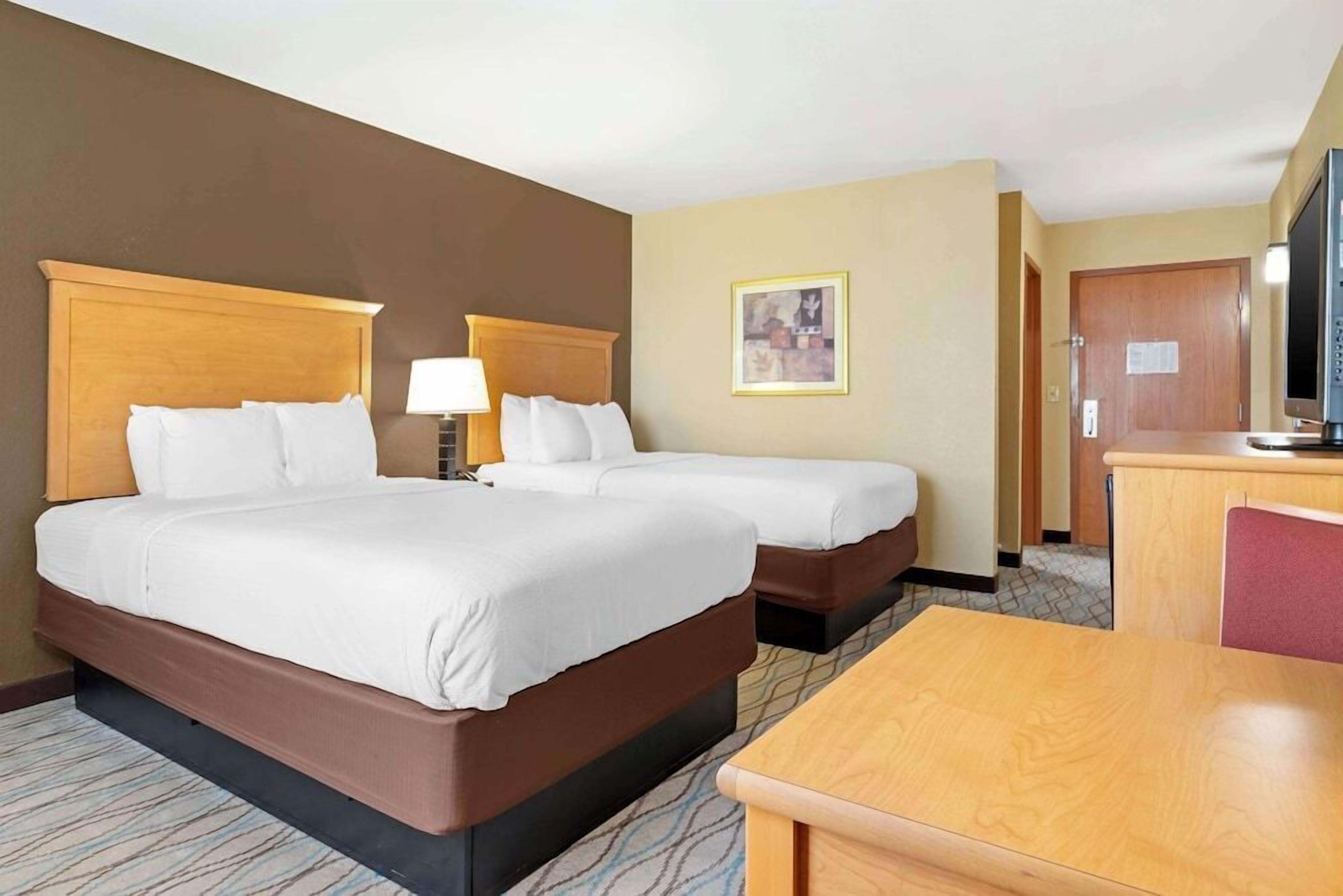 Premium bedding, in-room safe, blackout drapes, iron/ironing board