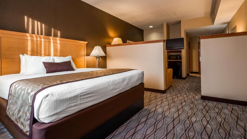 Premium bedding, in-room safe, blackout drapes, iron/ironing board