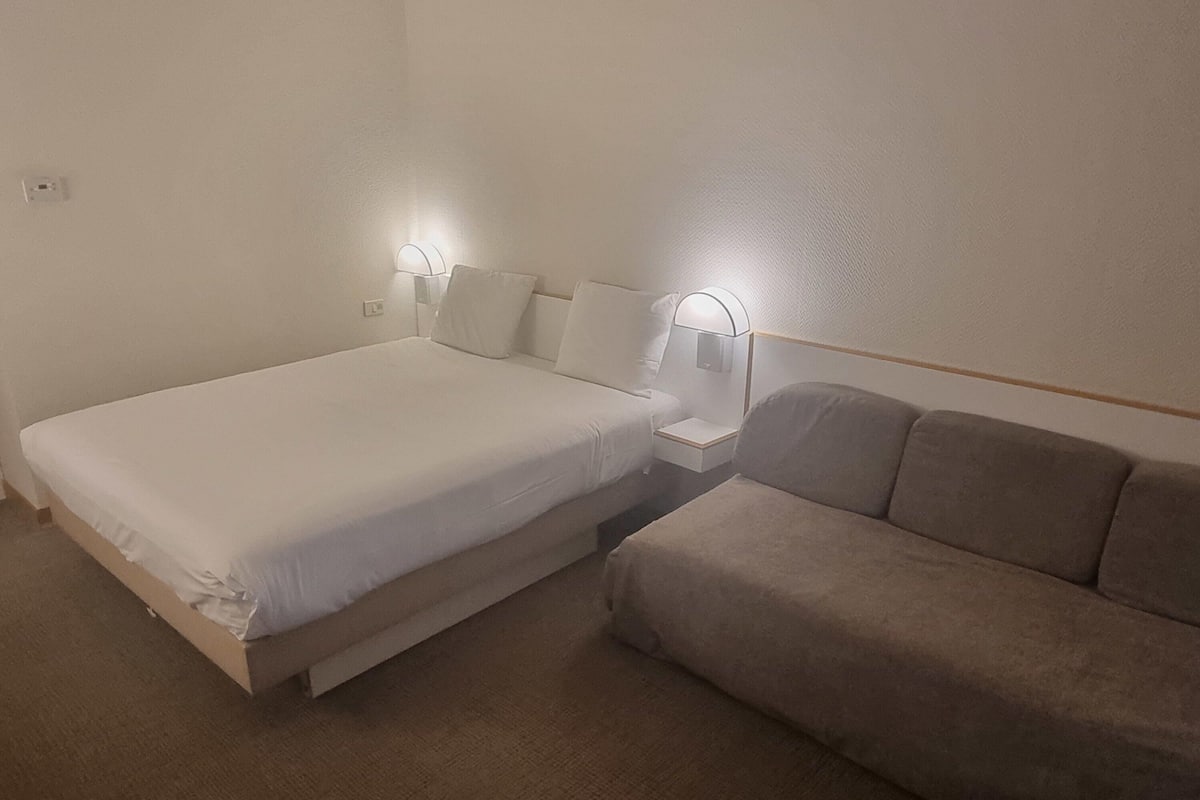 Standardrum - 1 dubbelsäng med bäddsoffa | 2 sovrum, allergitestade sängkläder, duntäcken och minibar