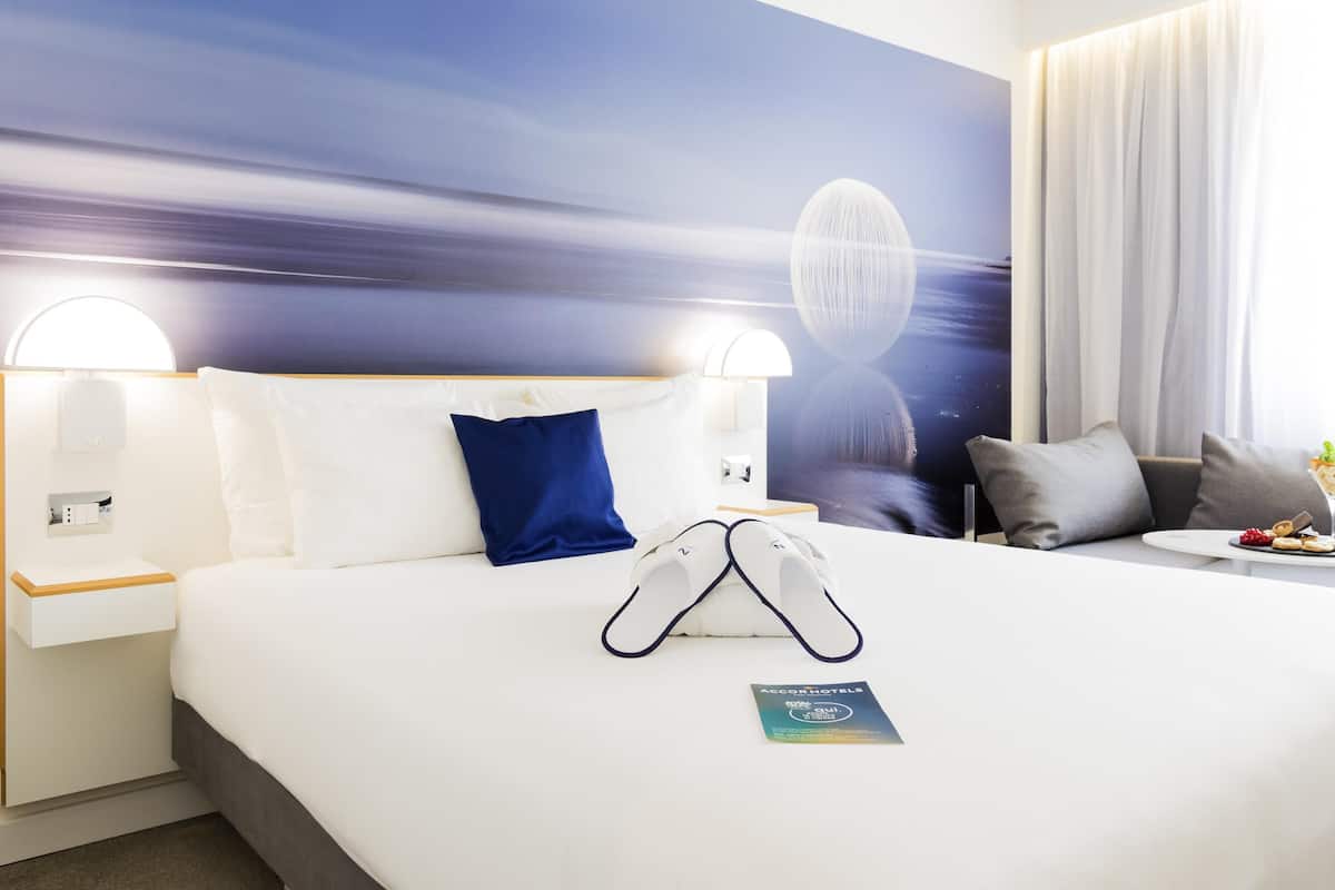 Executive Room, 1 Double Bed with Sofa bed | 2 bedrooms, hypo-allergenic bedding, down comforters, minibar