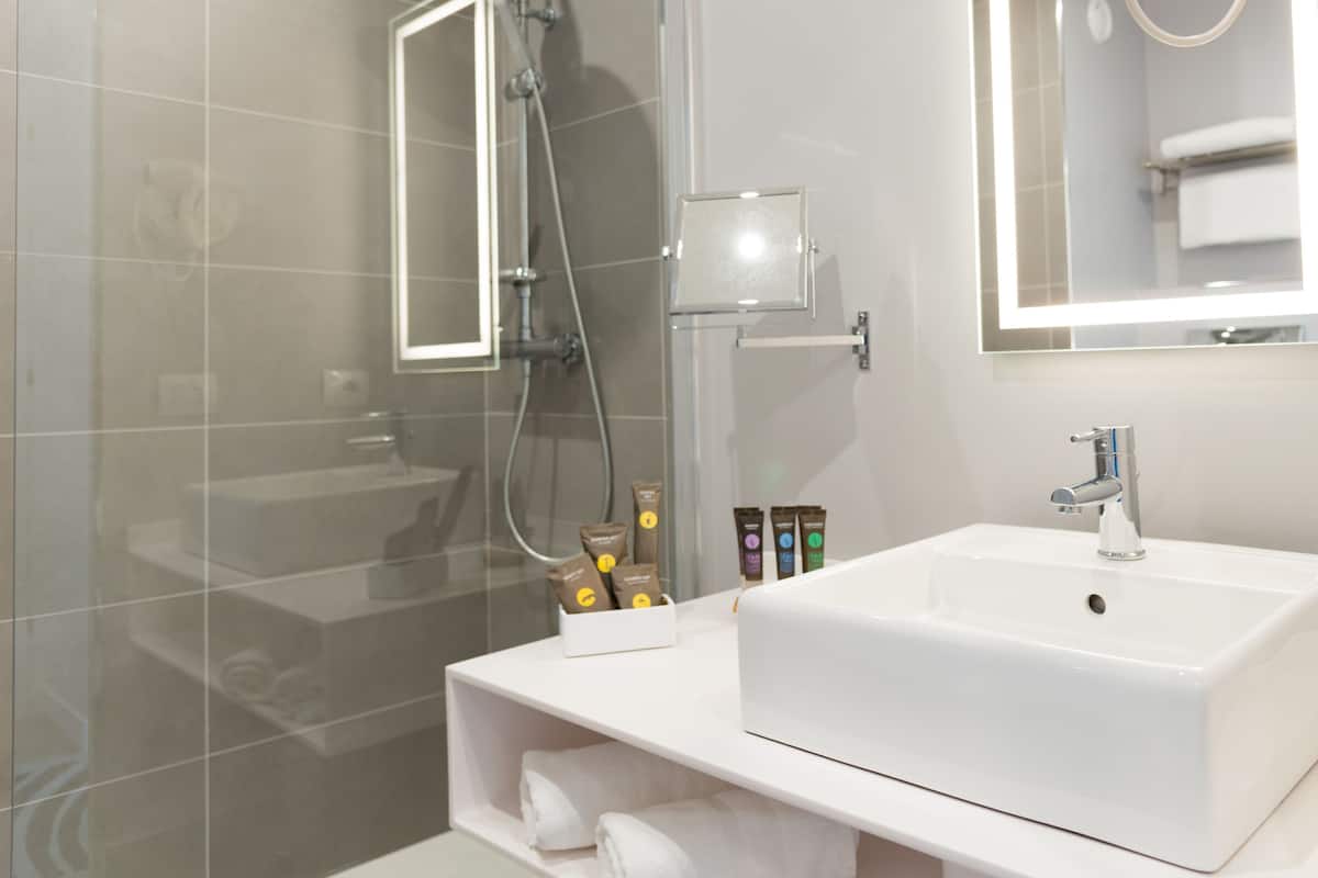 executive room, 1 double bed with sofa bed | bathroom | combined shower/bathtub, eco-friendly toiletries, hair dryer, bidet