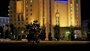 A hotel with a prominent 'Novoti' sign, multiple floors, and a central entrance. - Novotel Firenze Nord Aeroporto (Sesto Fiorentino)