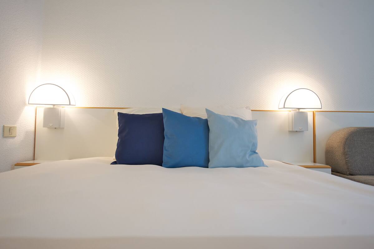 2 bedrooms, hypo-allergenic bedding, down duvets, minibar