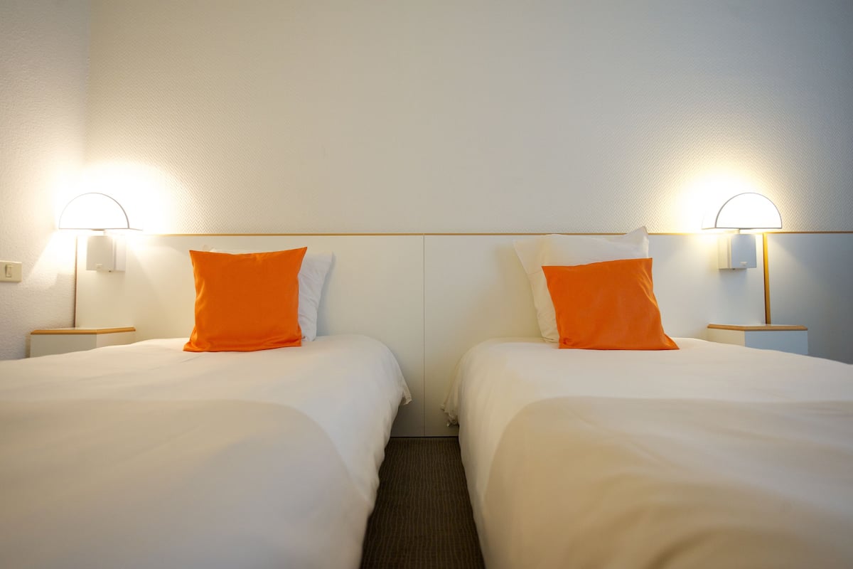 Standard Room, 2 Single Beds | 2 bedrooms, hypo-allergenic bedding, down duvets, minibar