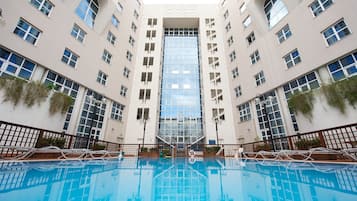 Una piscina al aire libre de temporada