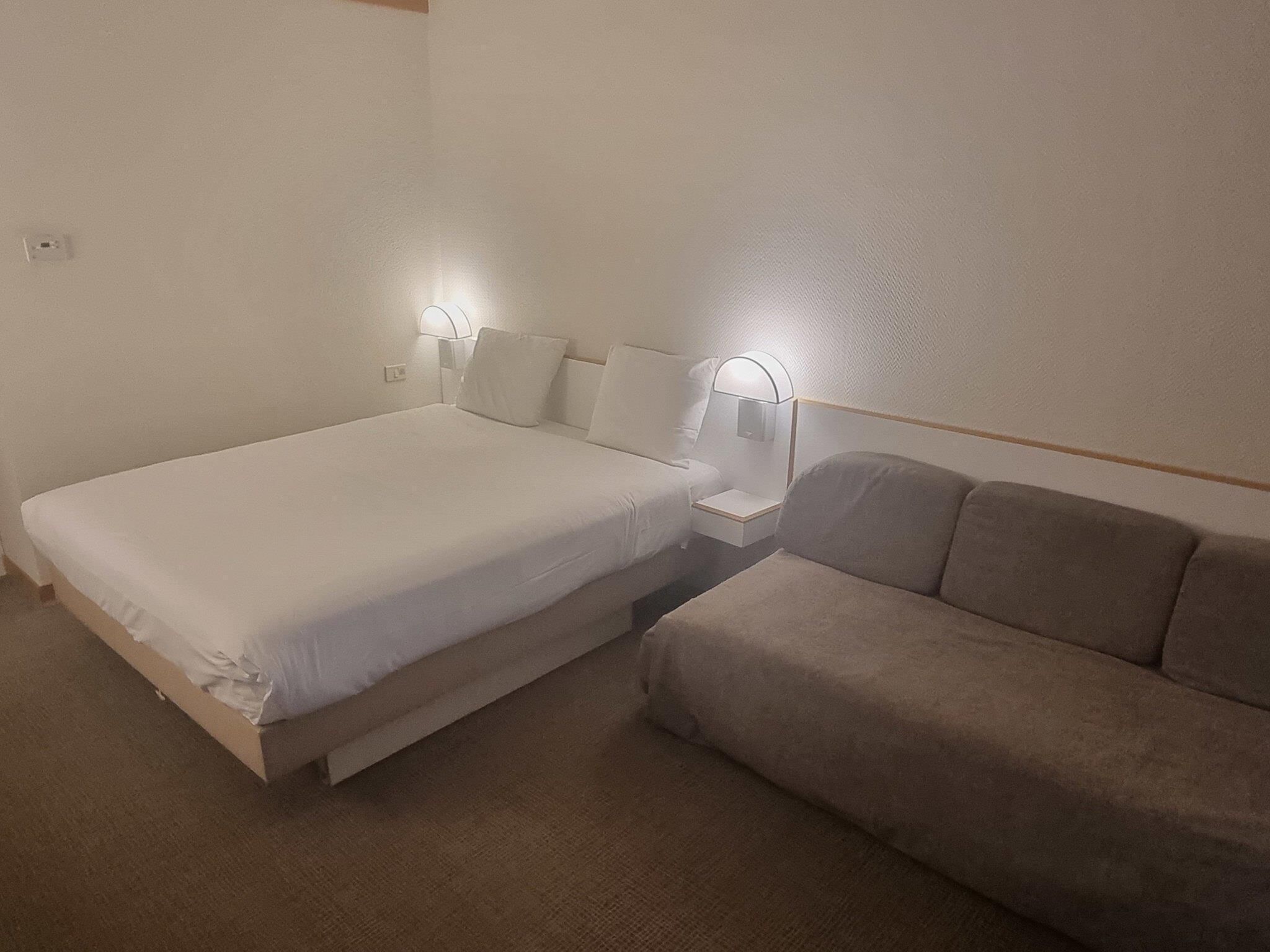 2 bedrooms, hypo-allergenic bedding, down duvets, minibar