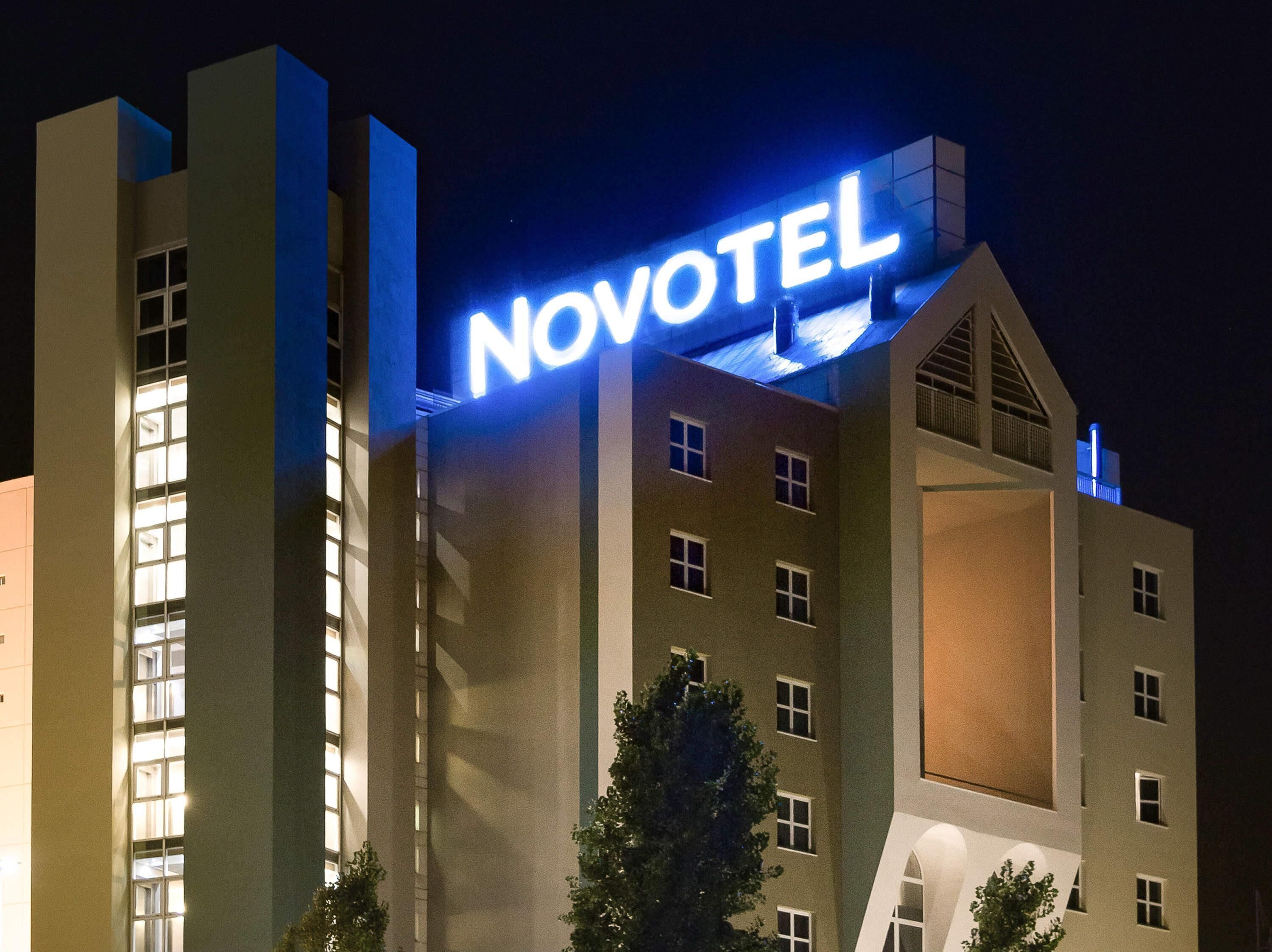 Un hotel con un llamativo letrero de 'Novotel'.