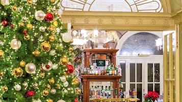 Serves lunch, dinner and brunch