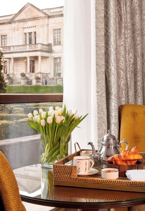 Safe på rommet, skrivebord og skrivebord for bærbar PC