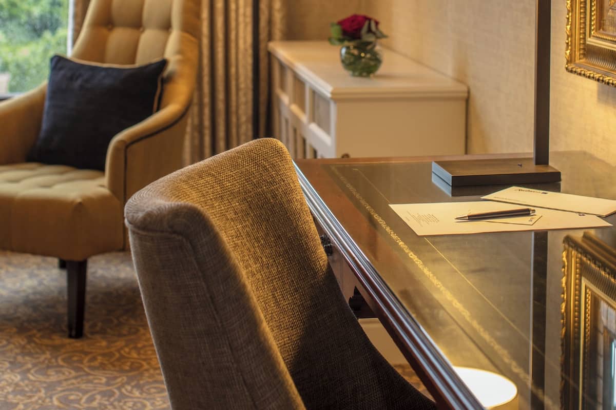 Safe på rommet, skrivebord og skrivebord for bærbar PC