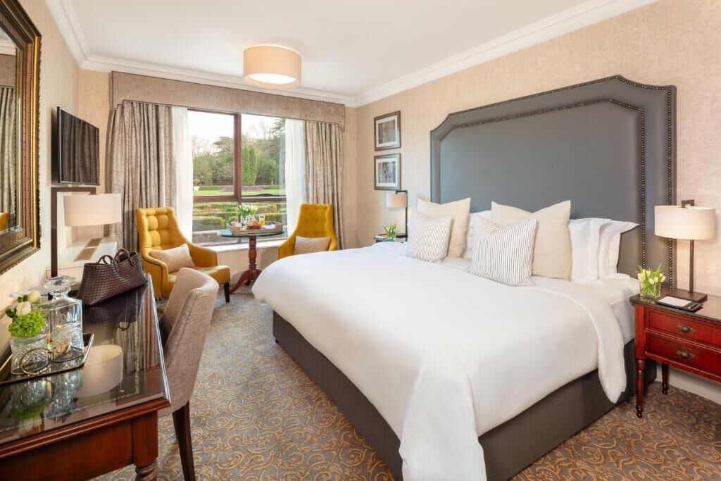 客房内保险箱、办公桌、笔记本电脑工作区、遮光窗帘