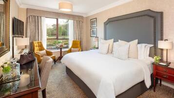 VÀrdeförvaringsskÄp pÄ rummet, skrivbord och arbetsyta för laptop