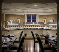 每日供应自助式早餐（每人 EUR 25）