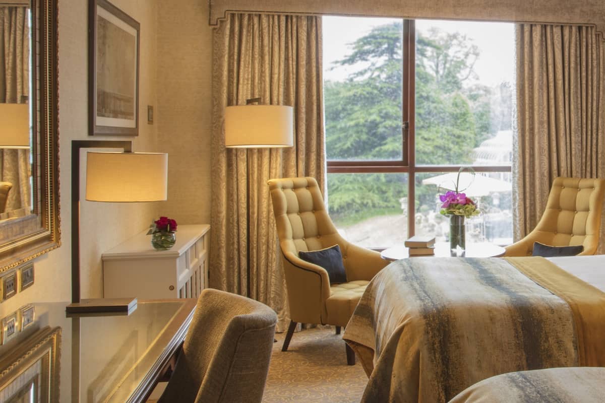 in-room safe, desk, laptop workspace, blackout curtains