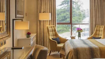 خزنة داخل الغرفة ومكتب ومساحة عمل للكمبيوتر المحمول وستائر تعتيم