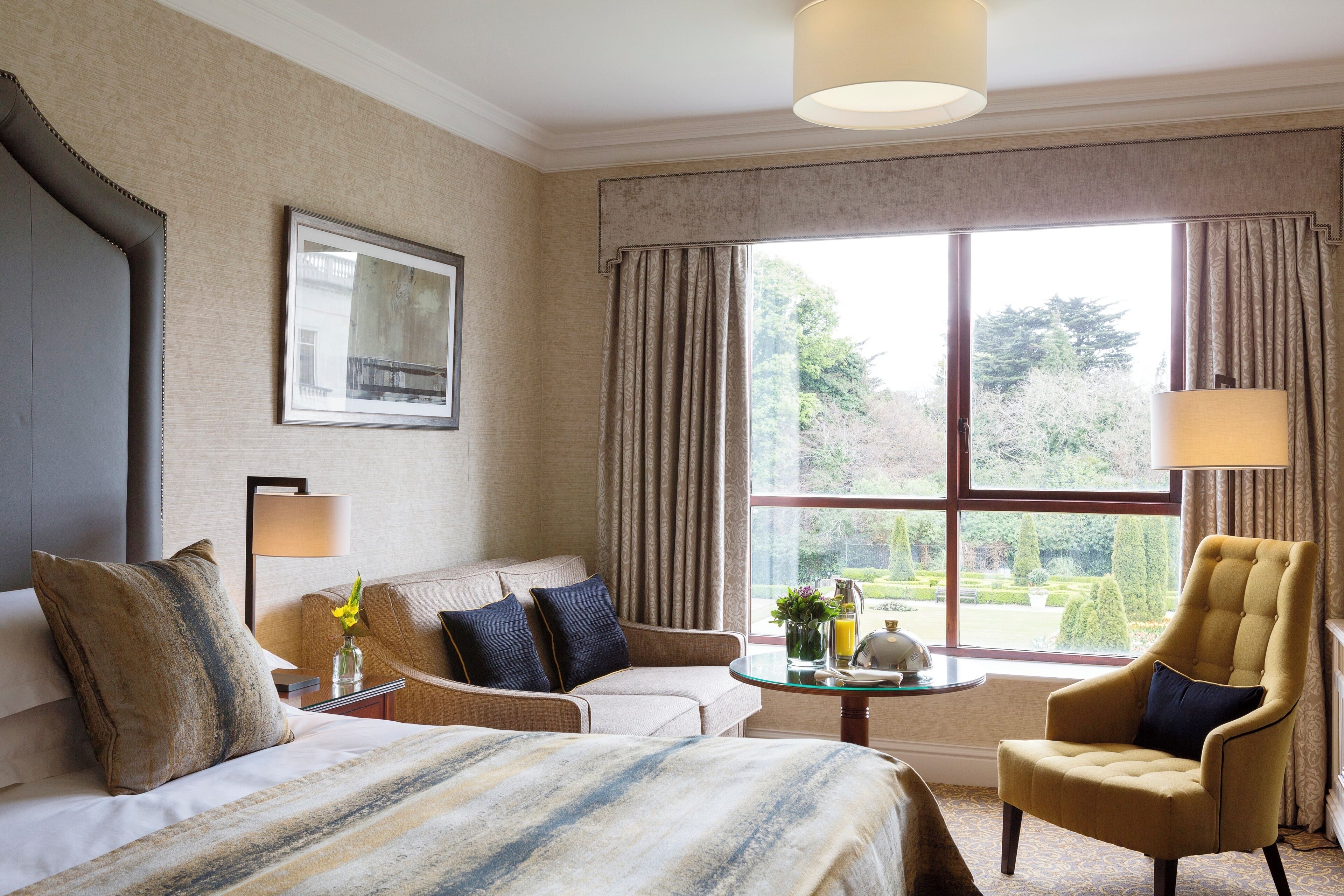 Zimmersafe, Schreibtisch, laptopgeeigneter Arbeitsplatz