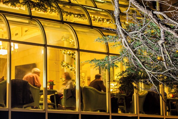 Serviert Mittagessen, Abendessen und Brunch