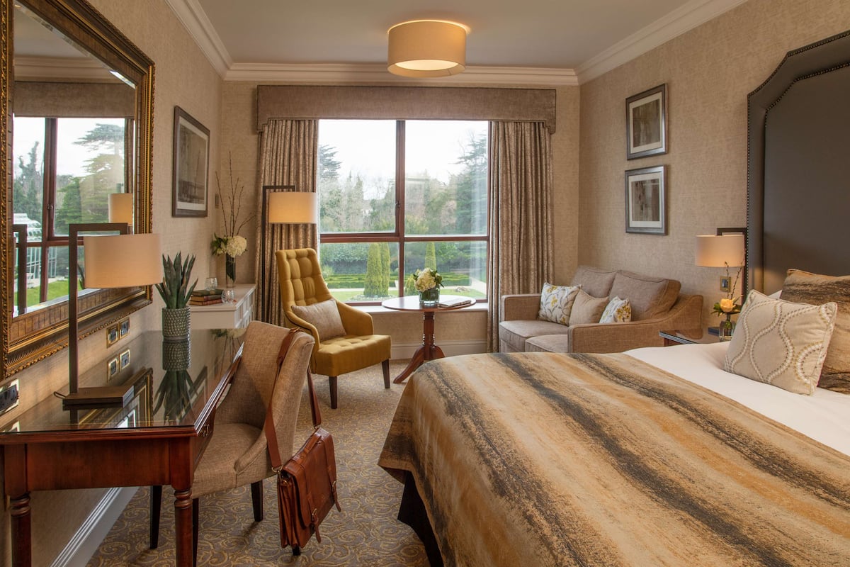 in-room safe, desk, laptop workspace, blackout curtains