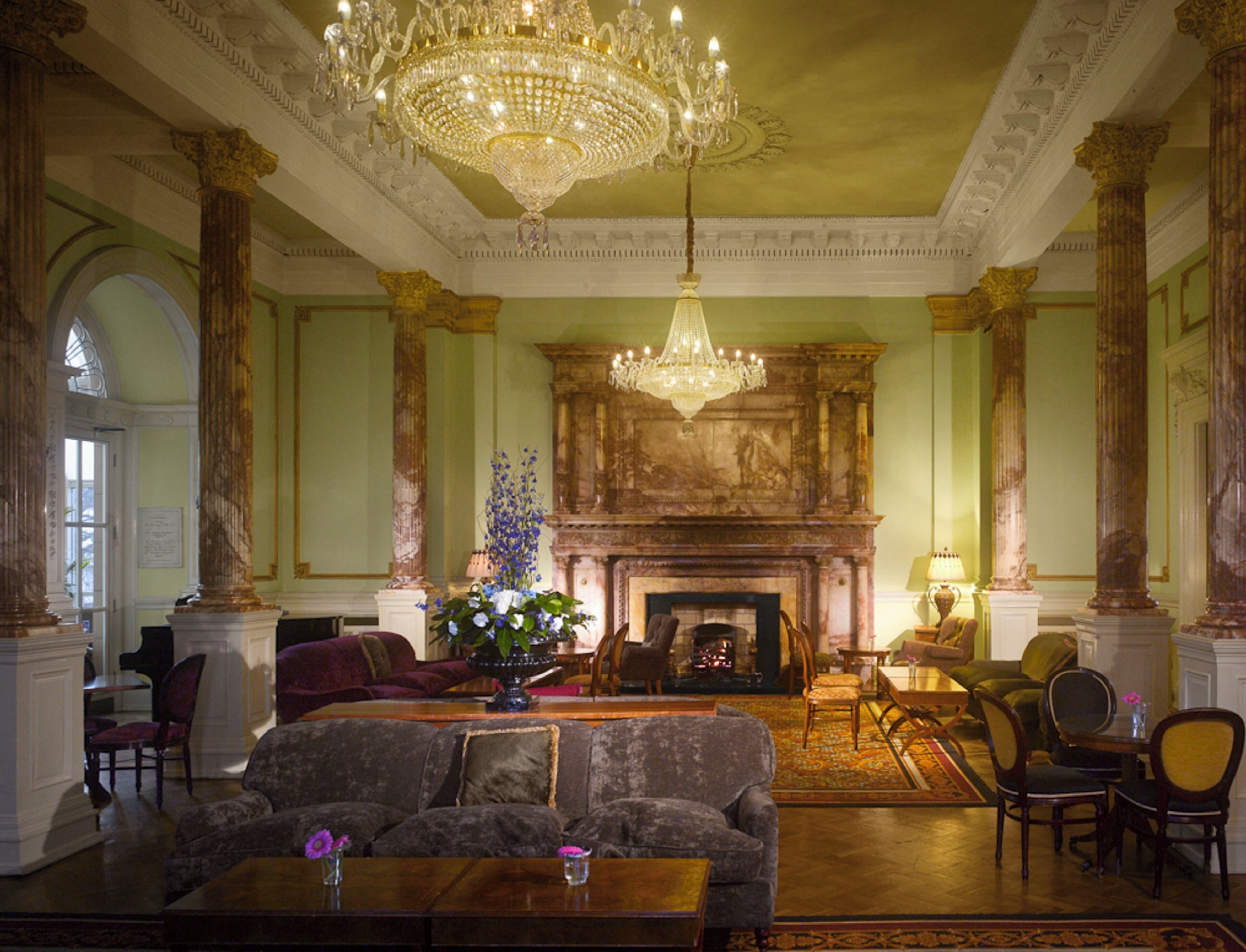 供应午餐、晚餐和早午餐