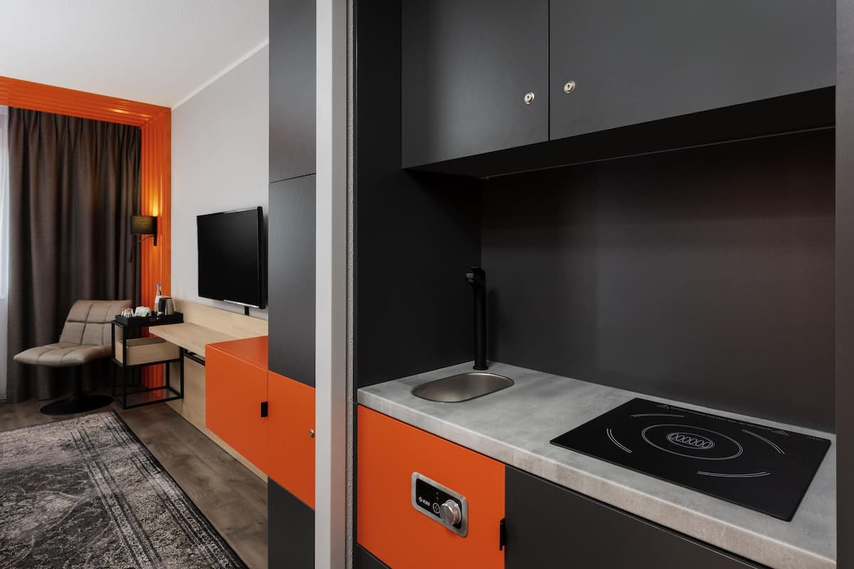 Habitación superior, 2 camas individuales, cocina básica | Ropa de cama hipoalergénica, cortinas opacas, sistema de insonorización