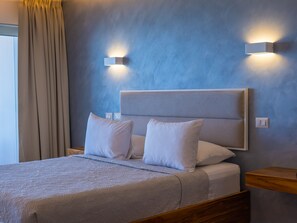 Superior Sunset Ocean View Room | Egyptian cotton sheets, premium bedding, in-room safe, desk - La Mariposa Hotel (Quepos)