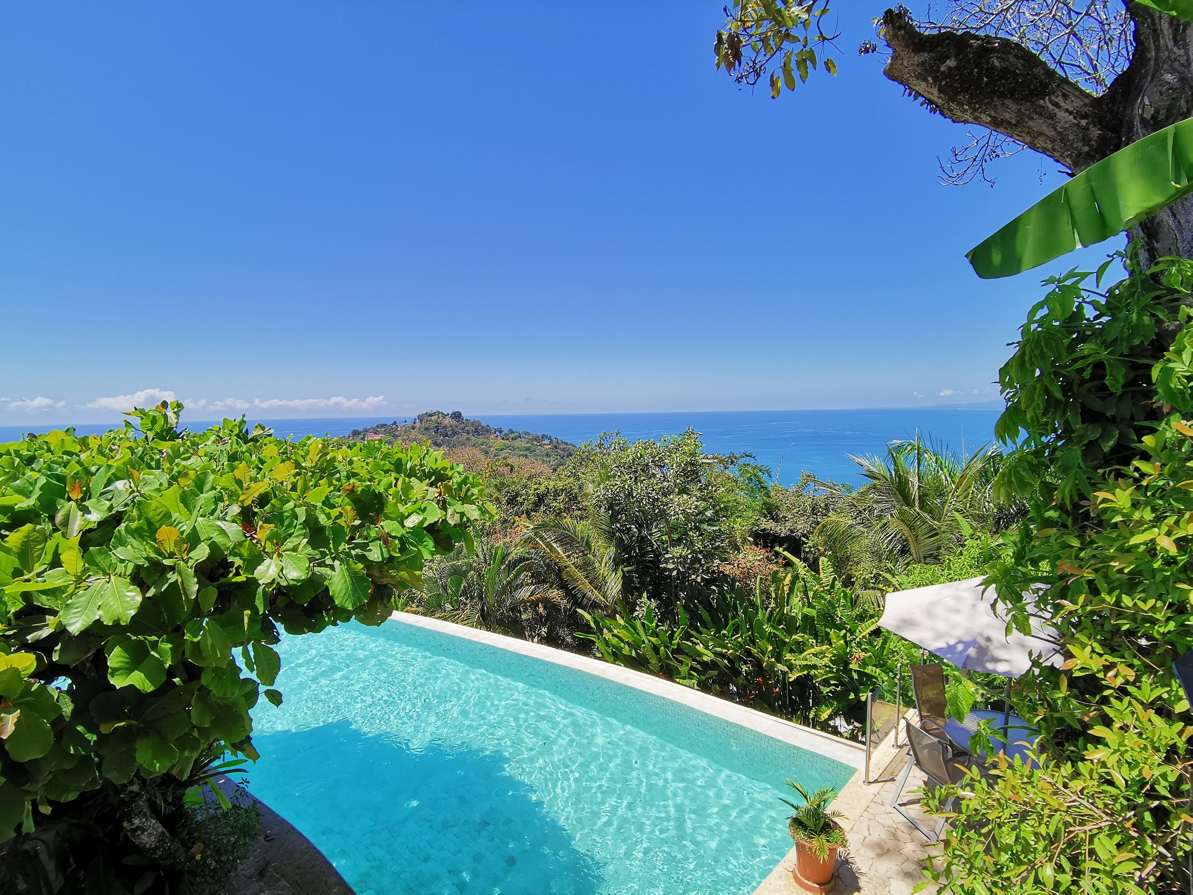 4 kolam renang terbuka, payung kolam, kerusi lepak pantai 