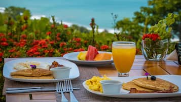Petit déjeuner, déjeuner et dßner servis sur place, vue sur la piscine