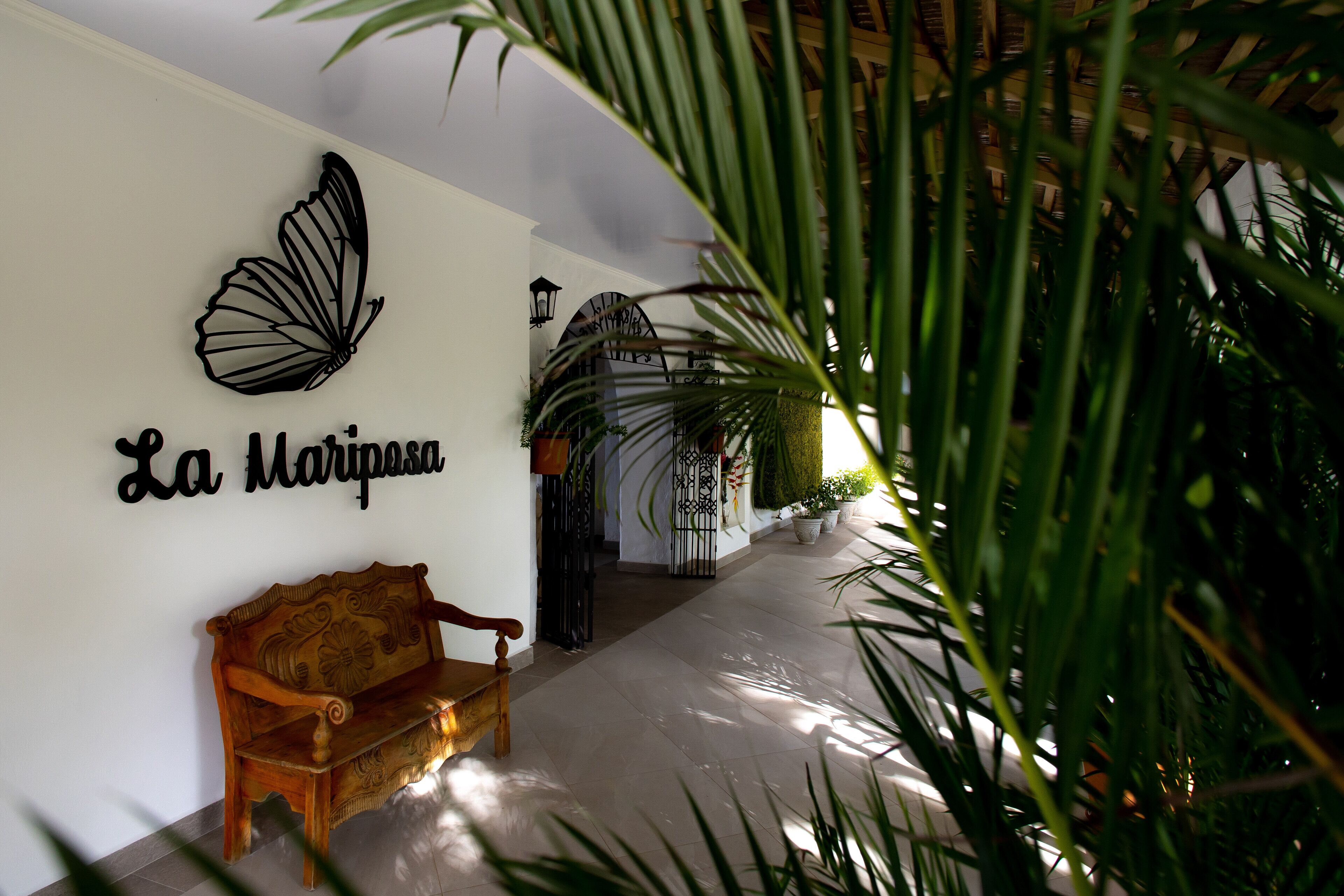 Un banc et un mur décorés d’un motif de papillon et portant l’inscription « La Mariposa ».