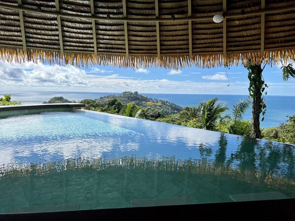 Poolside bar - La Mariposa Hotel (Quepos)
