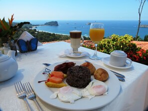 Breakfast, lunch, dinner served; international cuisine, pool views  - La Mariposa Hotel (Quepos)