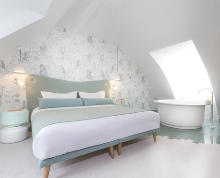 Suite | Premium bedding, pillowtop beds, minibar, in-room safe