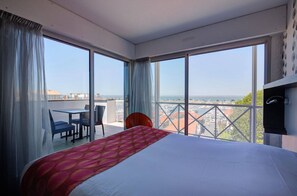Suite, Terrace, Sea view | Private kitchen - Hôtel Le Nautic, Arcachon (Arcachon)