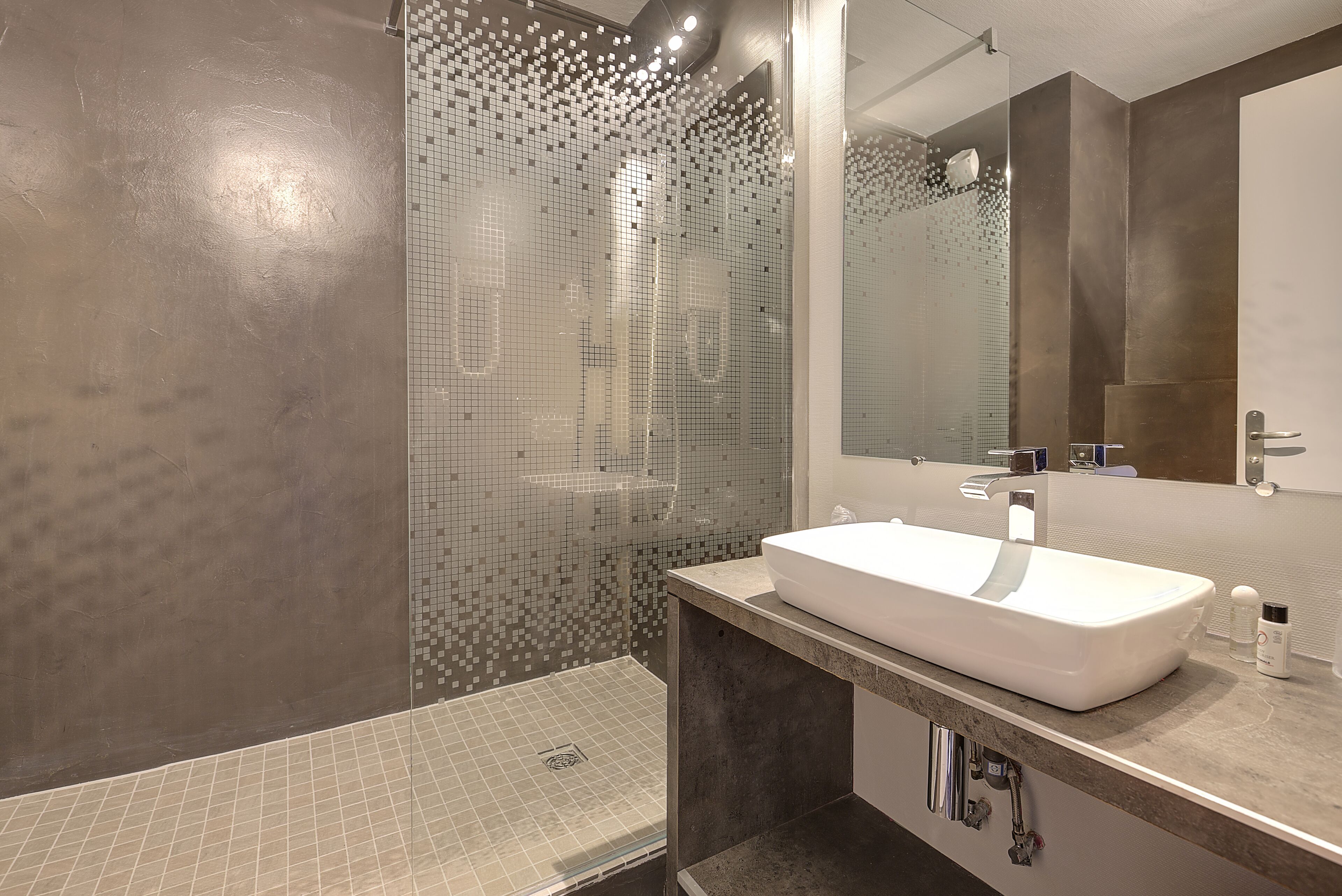 superior double room, sea view | bathroom | shower, free toiletries, hair dryer, towels