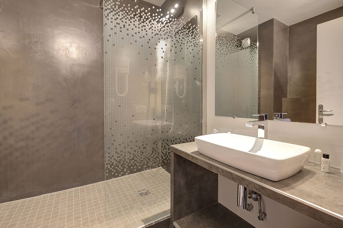 superior double room, sea view | bathroom | shower, free toiletries, hair dryer, towels