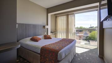 Standard-huone | Ylelliset vuodevaatteet, tallelokero huoneessa, äänieristys