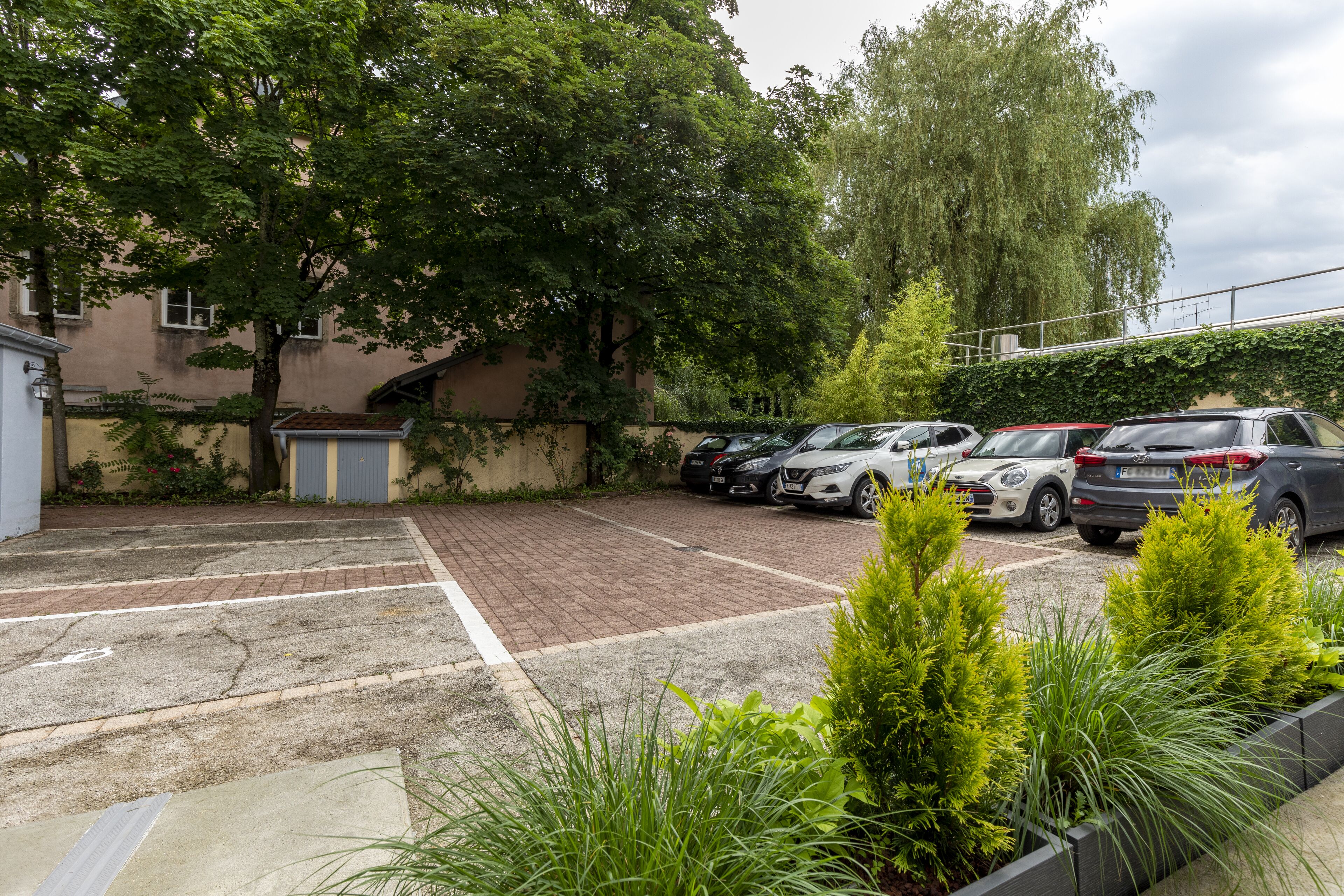 self-parking (surcharge) 10 per day