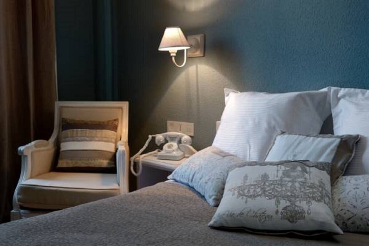 Ropa de cama de alta calidad, escritorio, cortinas opacas