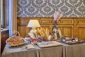 Buffet déjeuner servi tous les jours en supplément