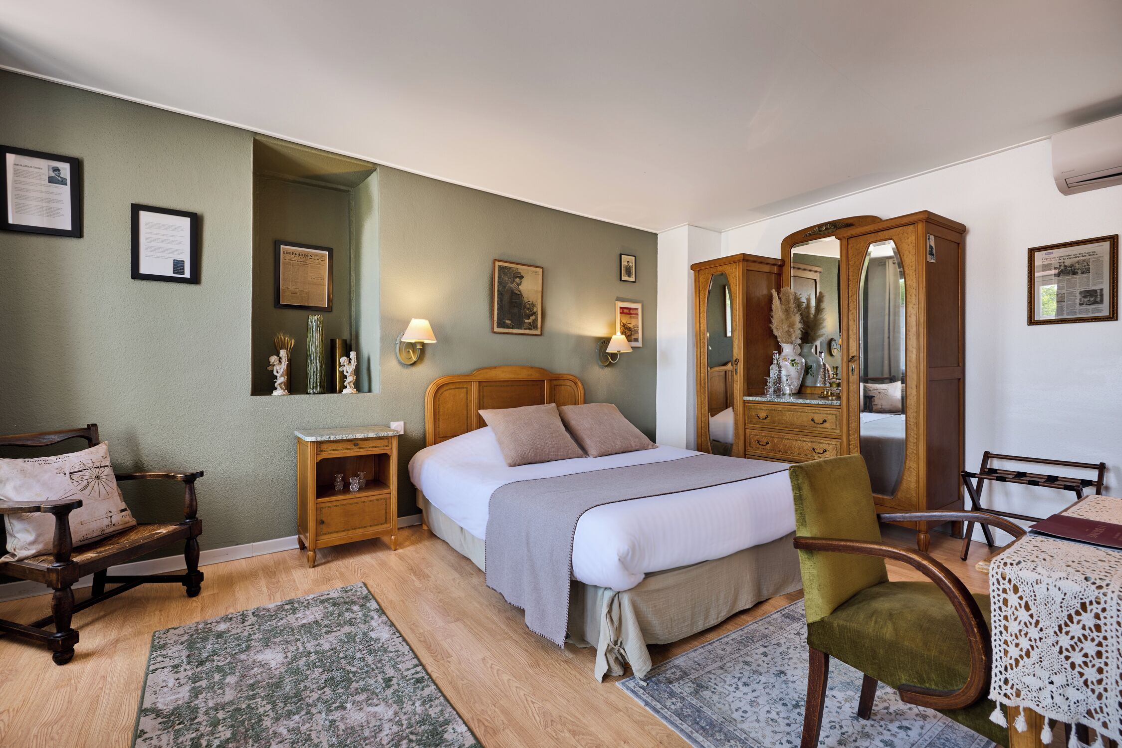 シグネチャー ダブルルーム | 高級寝具、デスク、遮光カーテン、防音設備