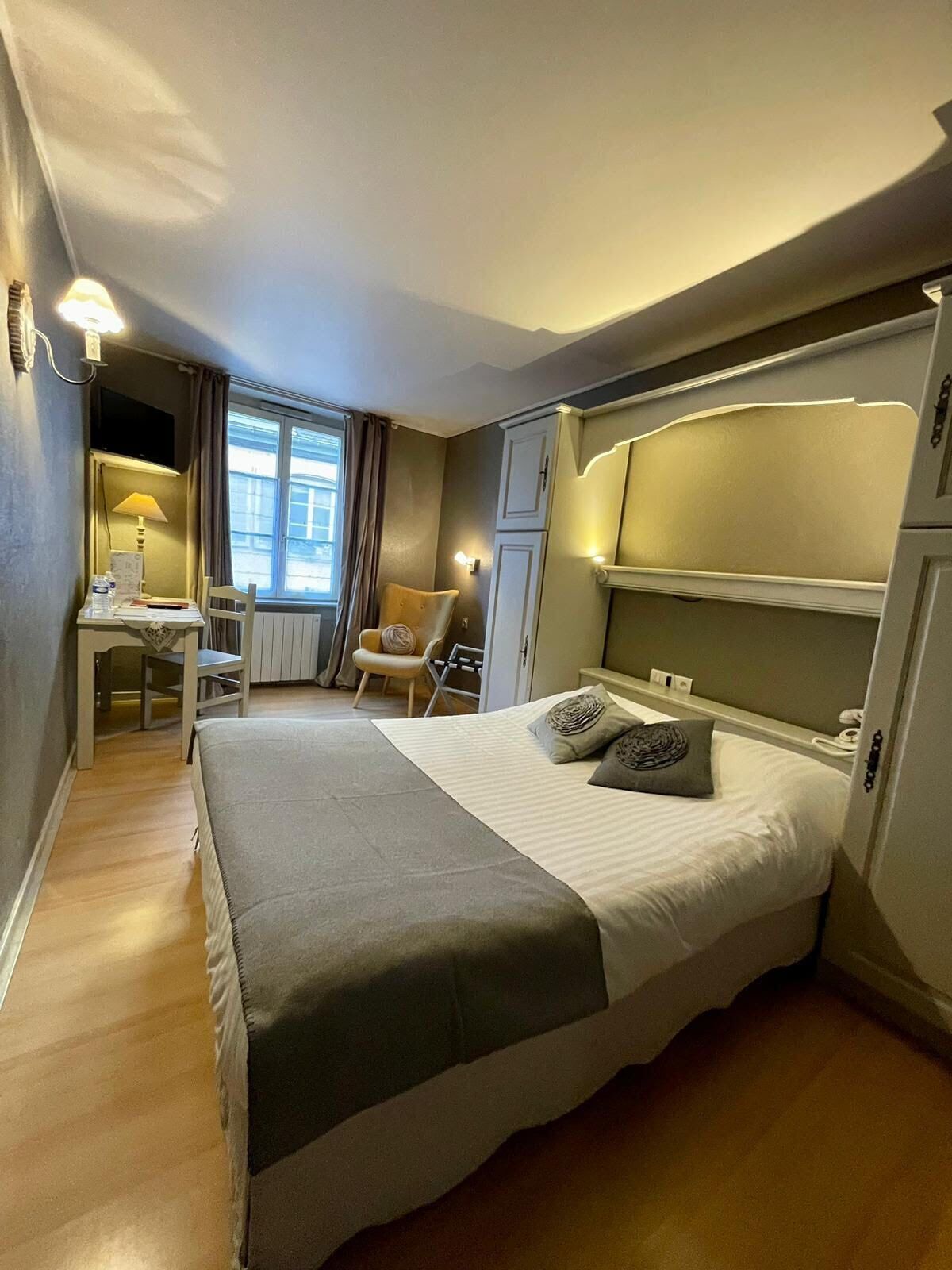 Premium bedding, desk, blackout drapes, soundproofing