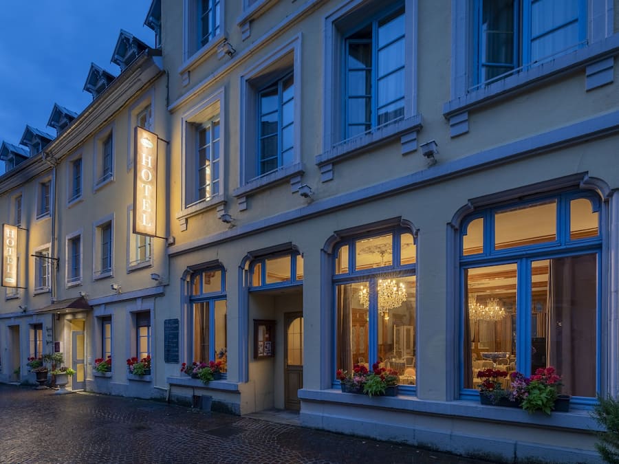 Fachada de la propiedad por la tarde o noche