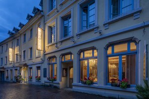 Voorkant accommodatie - avond/nacht
