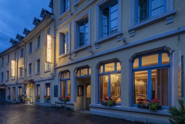 Fassade der Unterkunft – Abend/Nacht