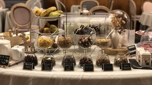 Una mesa de buffet con diversos alimentos y etiquetas.