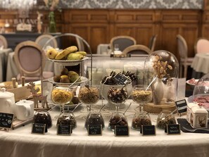 Petit-déjeuner buffet (14 EUR par personne)