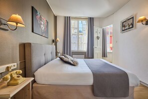 Chambre supĂ©rieure double ou avec lits jumeaux | Literie de qualitĂ©, bureau, rideaux dâobscurcissement