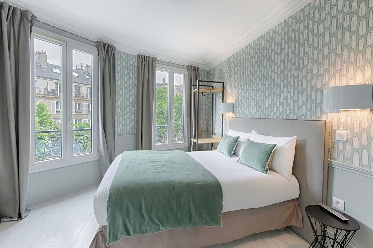 Premium bedding, in-room safe, blackout drapes, soundproofing