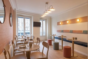 Tägliches Frühstücksbuffet (12 EUR pro Person)