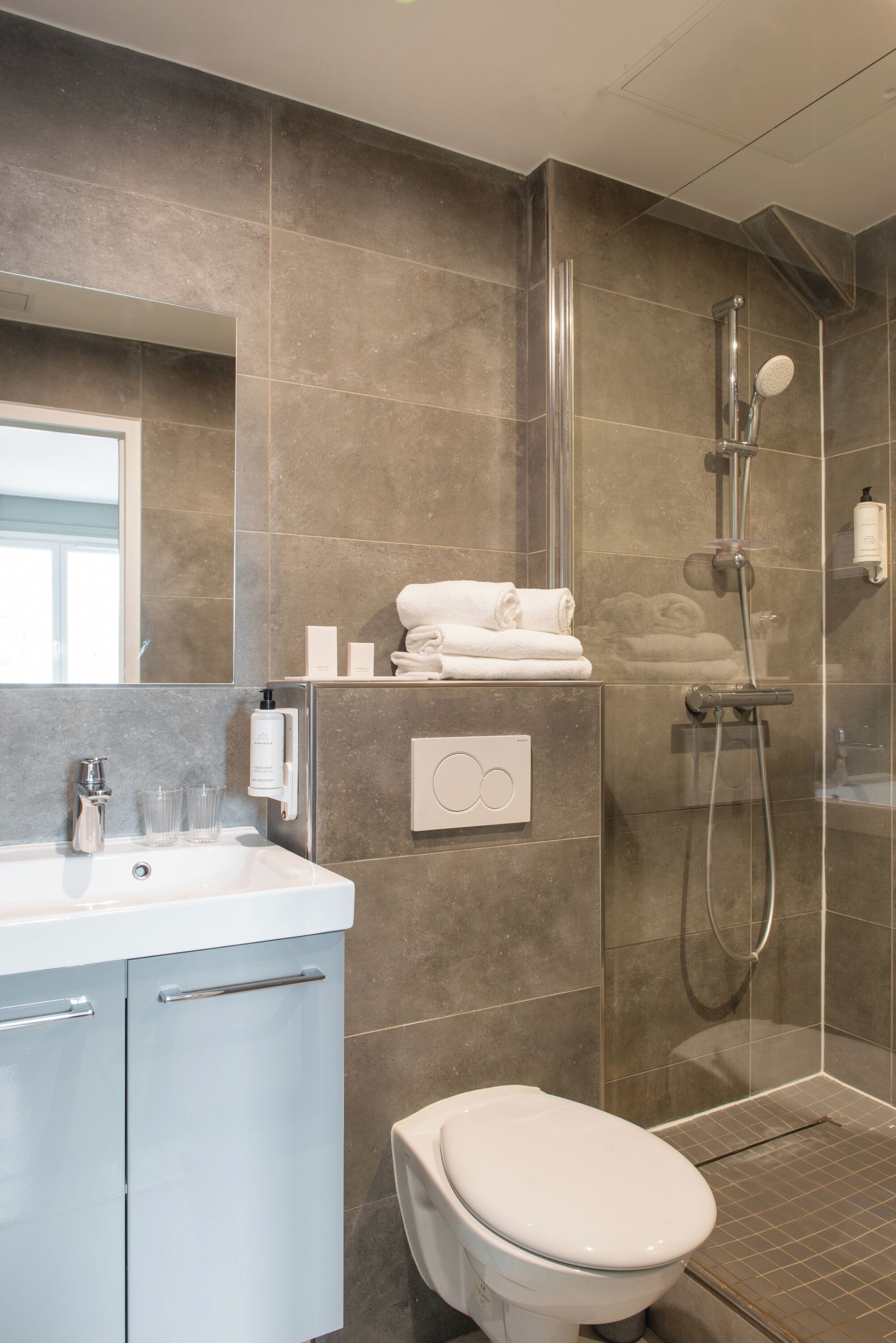 deluxe twin room | bathroom | hair dryer, towels